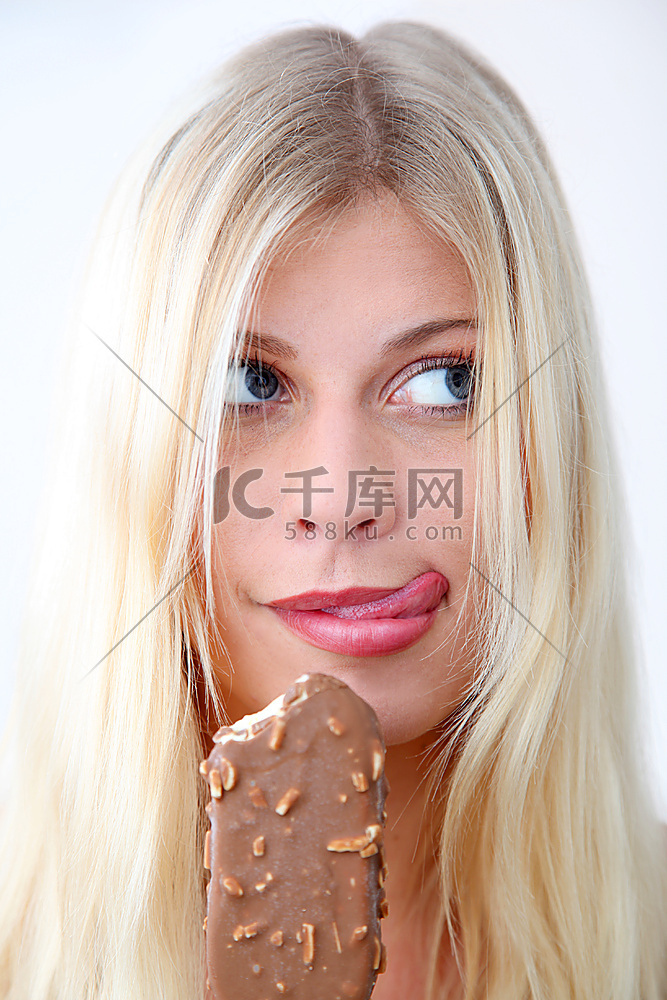特写镜头美丽的金发女子吃冰淇淋