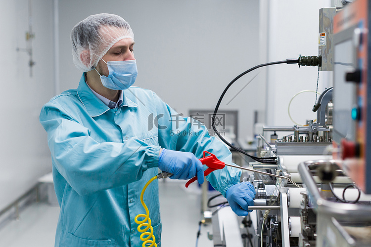 在植物实验室工作的科学家