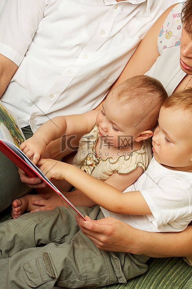 儿子和女儿与父母一起读了这本有