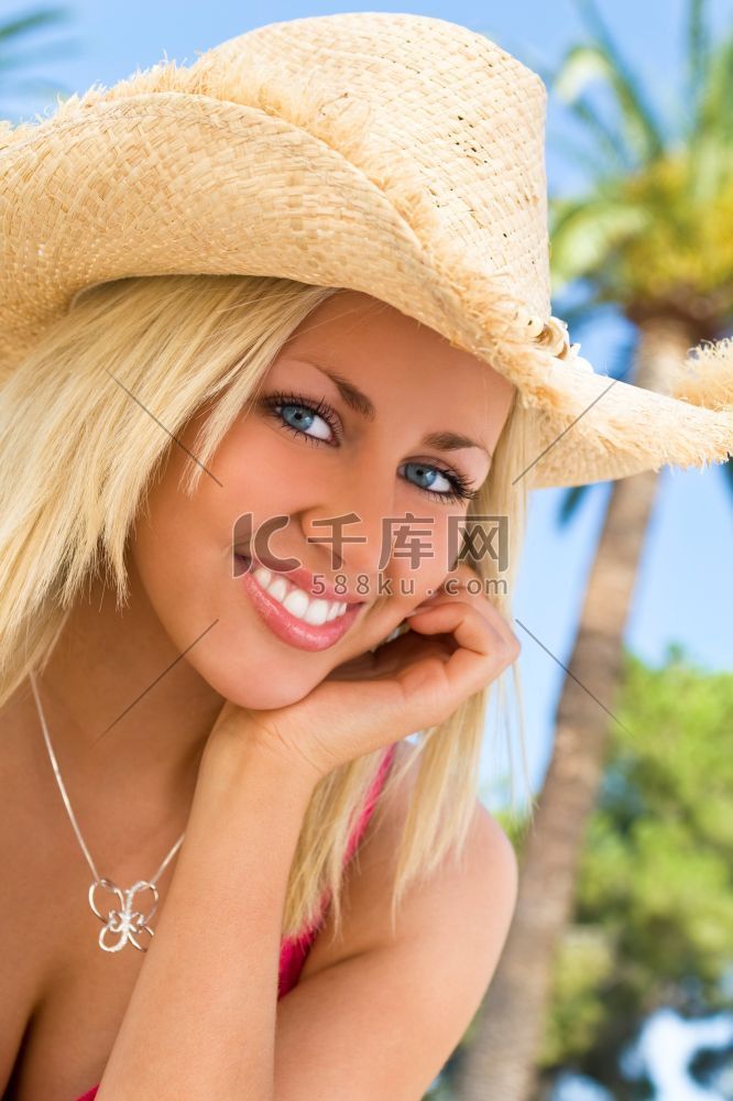 一位金发碧眼的年轻女子戴着草帽