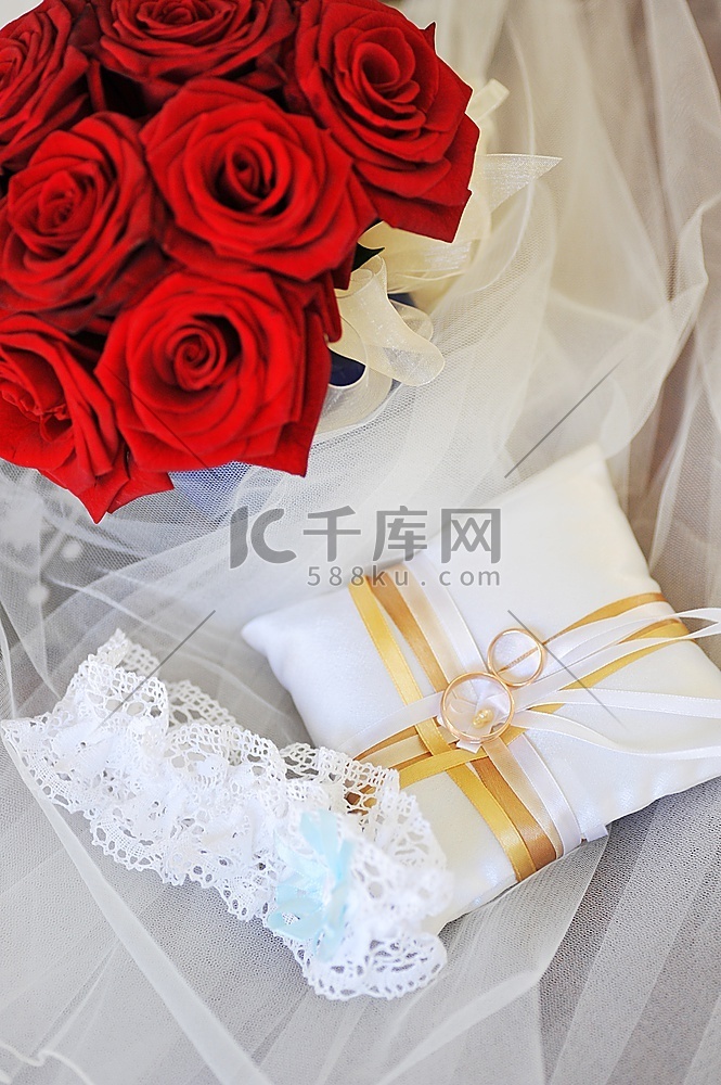 吊袜带、玫瑰和结婚戒指