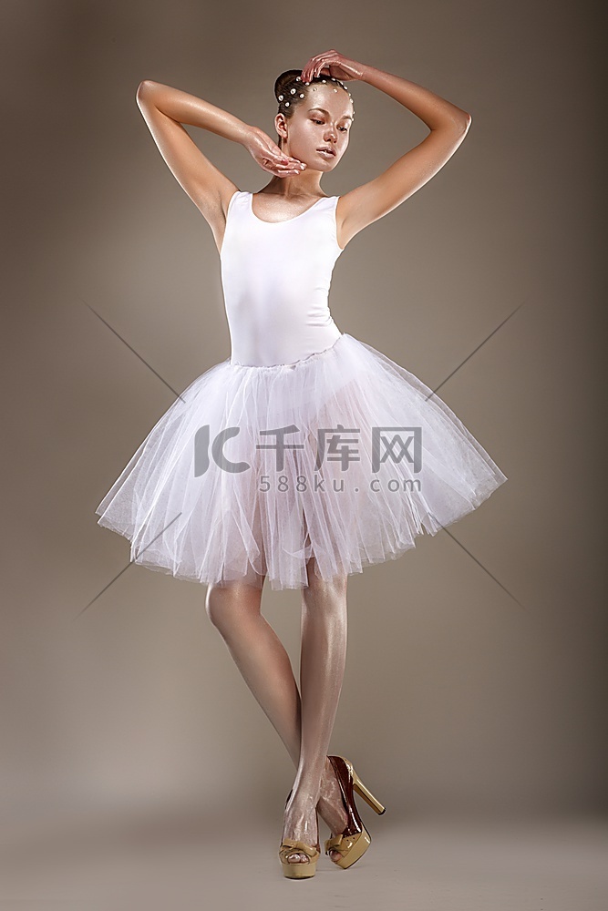 芭蕾优雅的芭蕾舞演员在白光芭蕾