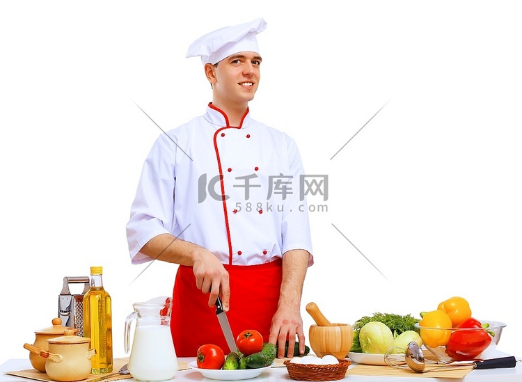 穿着红色围裙的年轻厨师在做饭