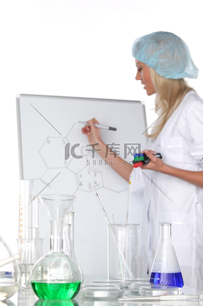 一位正在做化学实验的女士