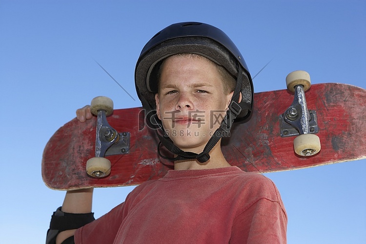 青少年(13-15岁)手持滑板