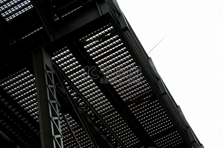 金属桥底横梁及框架结构。