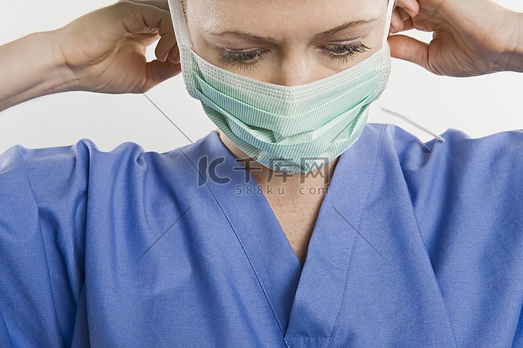 威胁护士调整口罩