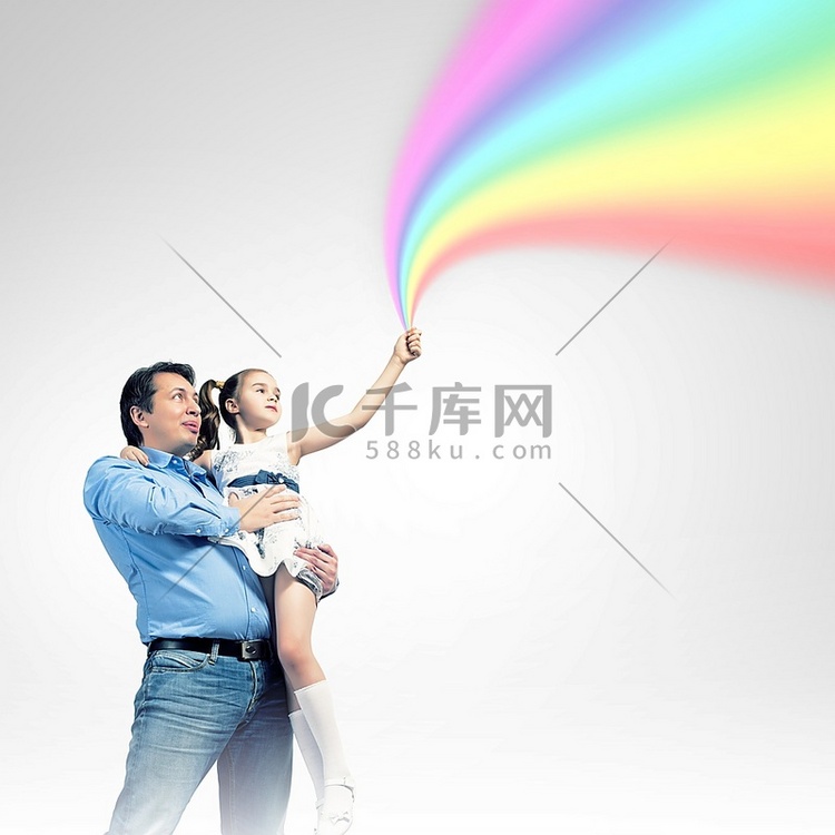 父亲抱着女儿和彩虹