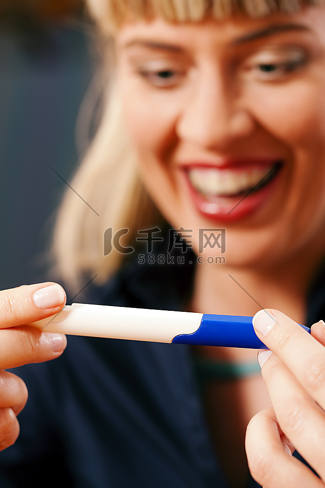 女人看着怀孕测试非常兴奋的结果