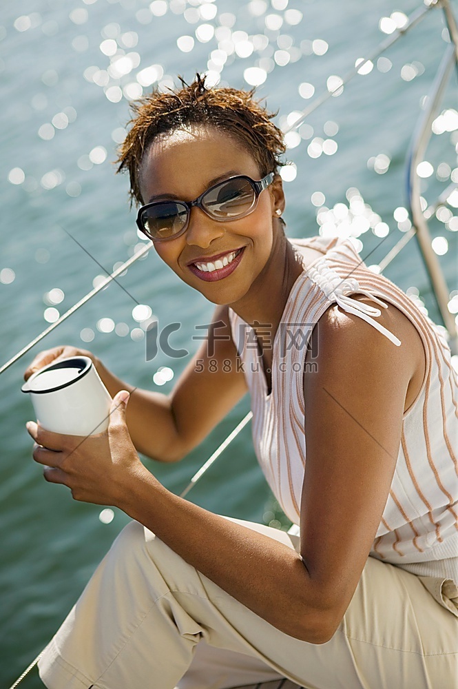 一名女子在船上喝咖啡