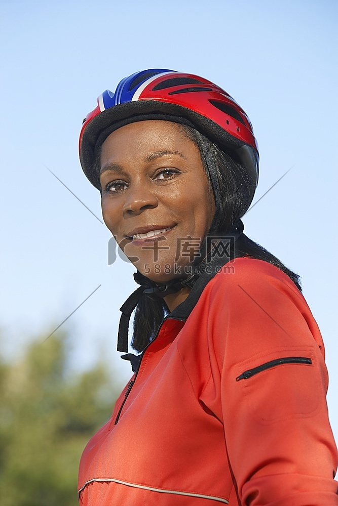 戴着自行车头盔的资深女性，户外