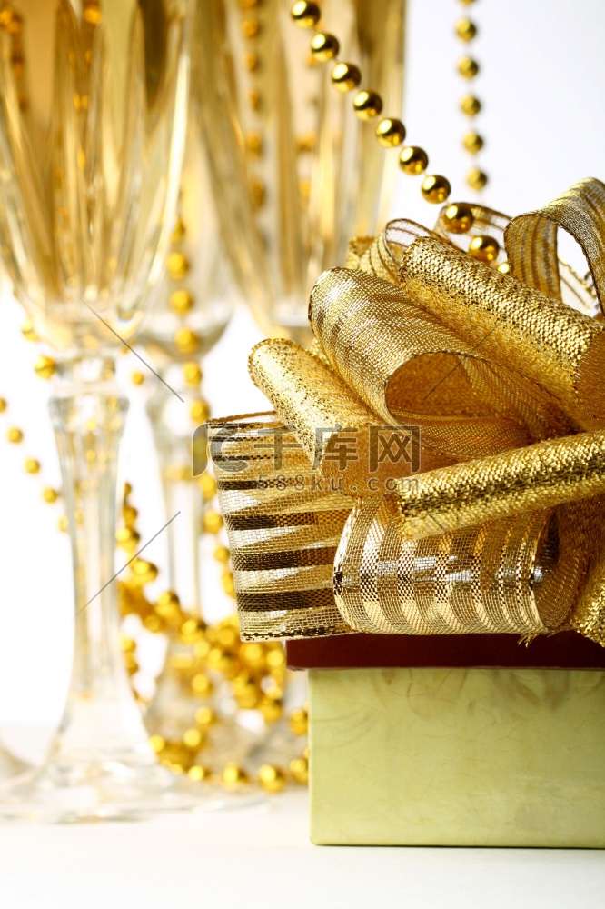 节日贺卡、金色香槟和礼品
