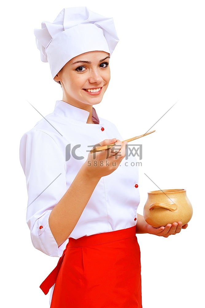 年轻厨师准备食物穿着红色围裙