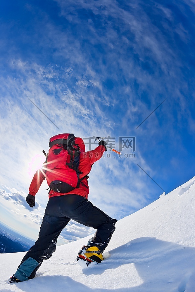 登山者登上白雪皑皑的山峰(HD