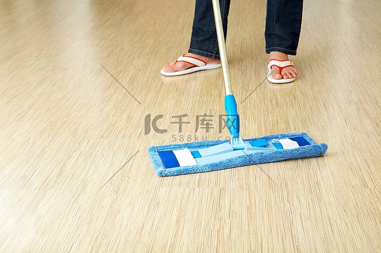 清洁工在房屋里洗地板