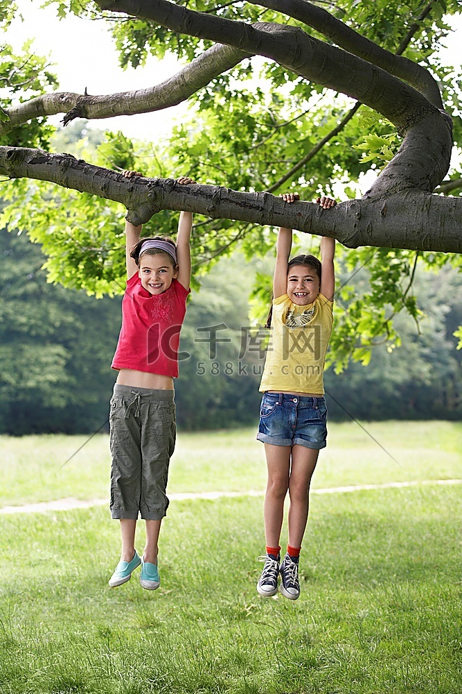 两个女孩吊在布兰奇