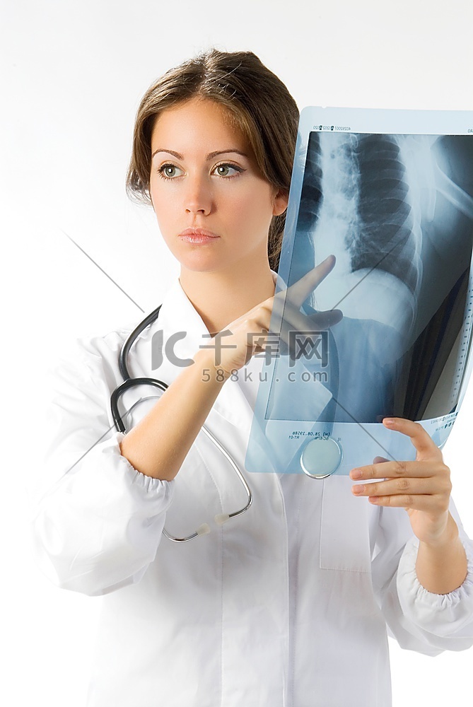 年轻漂亮的医生看着X光片