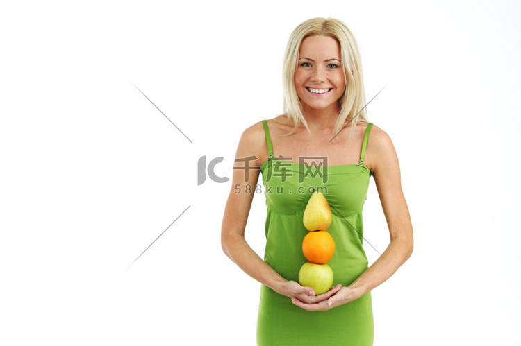 水果堆在白色的女人手中
