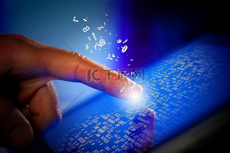 Tablet-PC上手指触摸蓝色屏的特写
