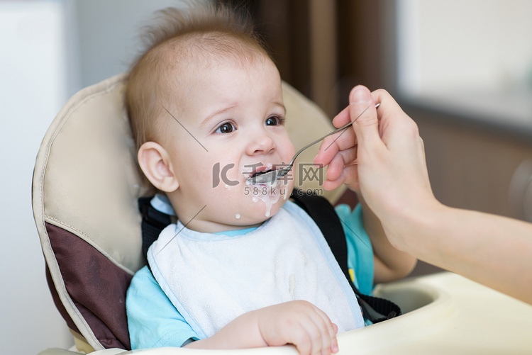 孩子从一个勺子吃吃牛奶粥