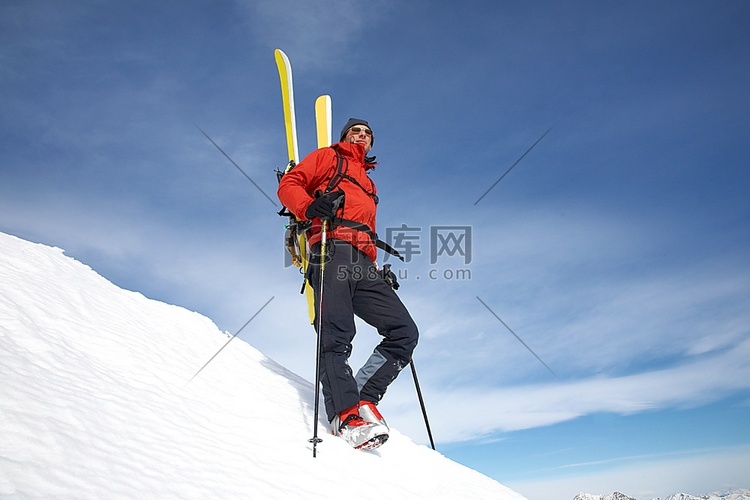 蓝天下的男子越野滑雪运动员；意