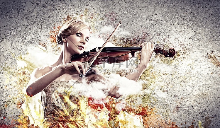 美丽的女小提琴手闭着眼睛在飞溅