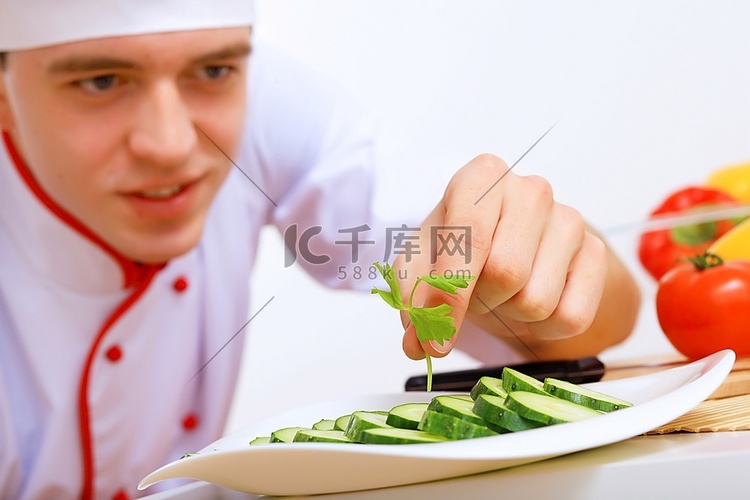 用刀切新鲜蔬菜