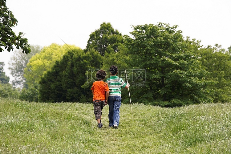 两个男孩走过草地