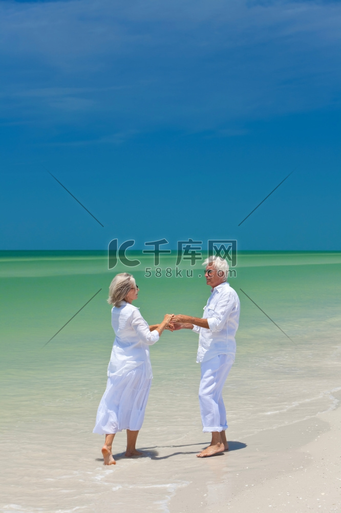 快乐的高年级夫妇手牵着手在热带