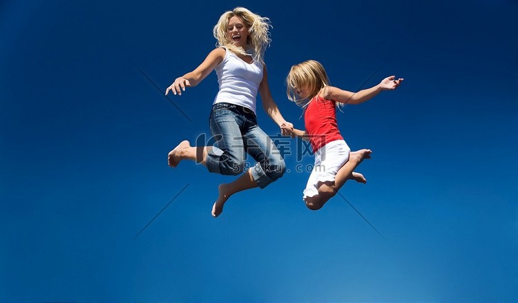 母亲和女儿跳得很高，玩得很开心