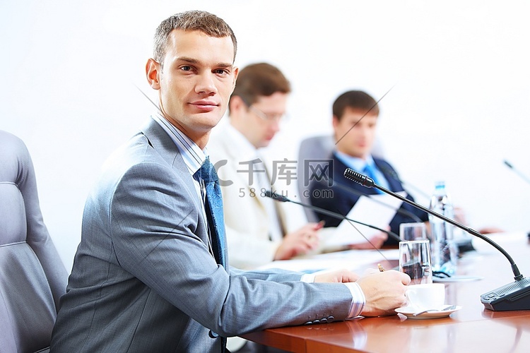 三位商务人士在会议桌上的形象