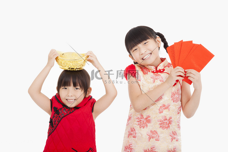 快乐的孩子显示红色的信封和中国