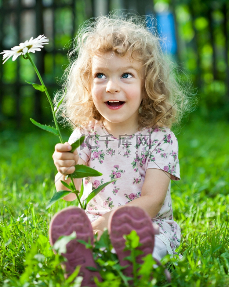 快乐微笑的孩子在春天的花园里户