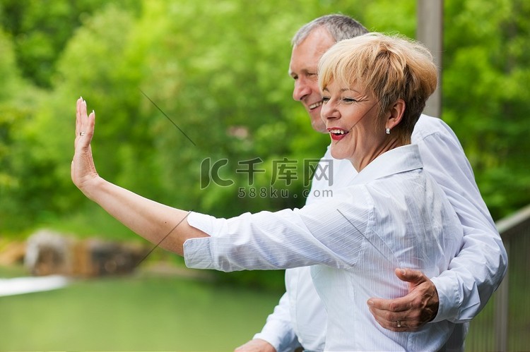 一对成熟的或年长的夫妇站在夏日