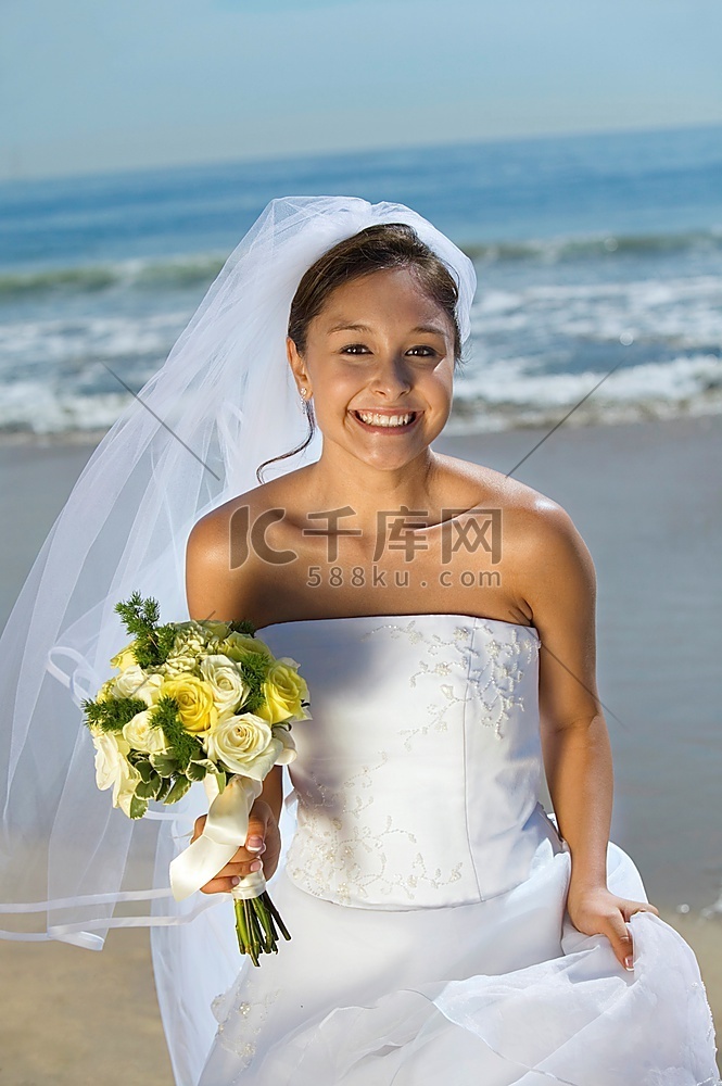 海滩上的快乐新娘与花束