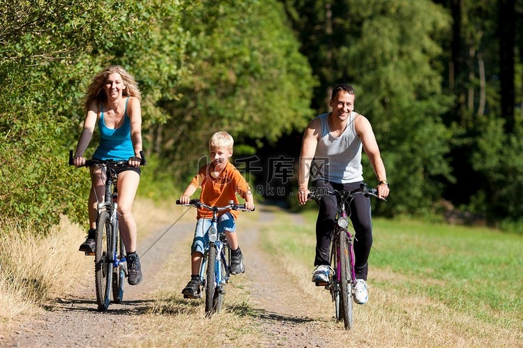 夏天，一家人穿着运动服骑着自行
