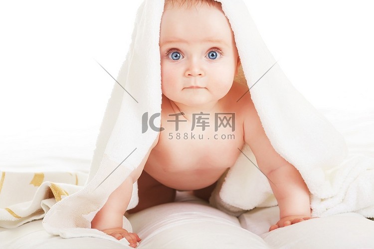 白毛巾下面长着蓝眼睛的小孩子