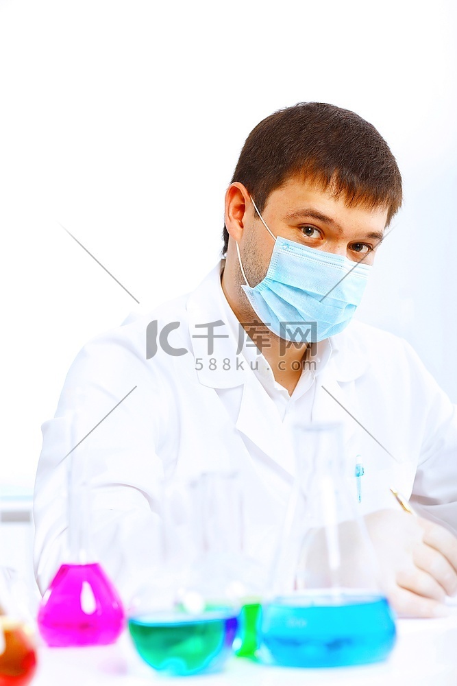 年轻的男科学家在实验室里研究液