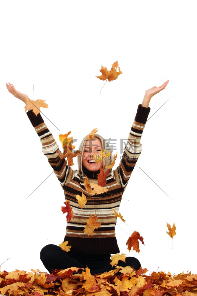 一名女子在演播室扔下秋叶