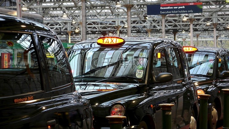 出租车在英国爱丁堡火车站等候。