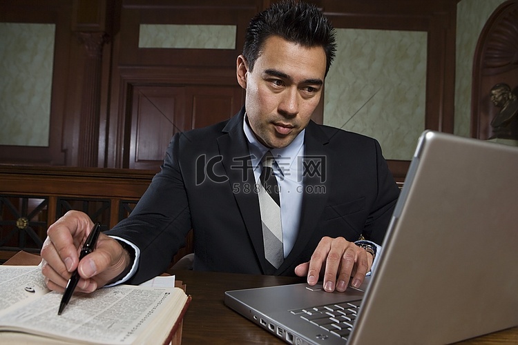 男子在法庭上使用笔记本电脑