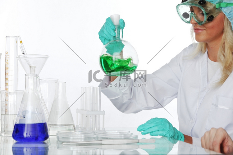 一个女人在做化学实验