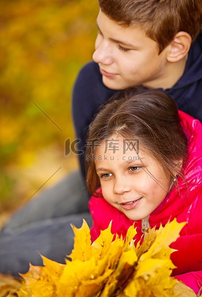 孩子们在公园里玩秋天的落叶