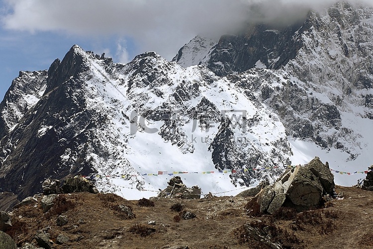 云里的高山。尼泊尔珠穆朗玛