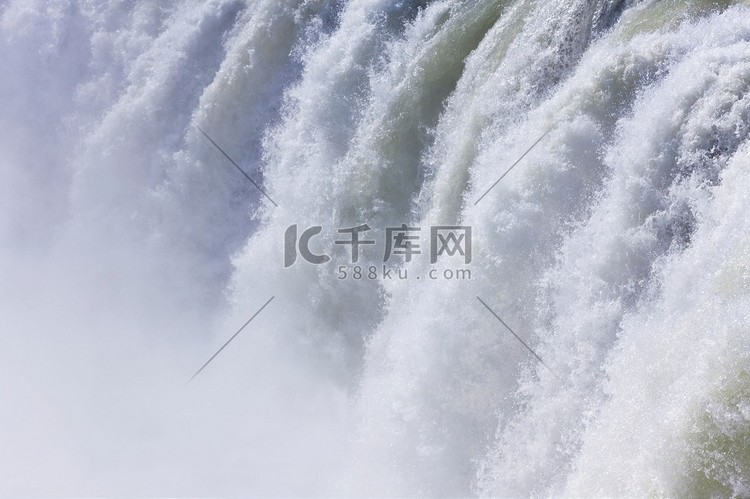 全帧拍摄的水级联在一个巨大的瀑
