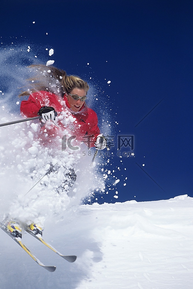 滑雪者撞到斜坡上