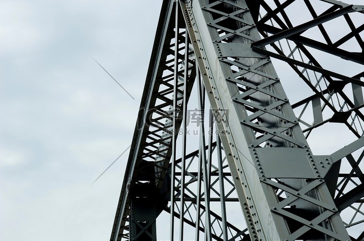 金属桥上的主梁和框架结构。