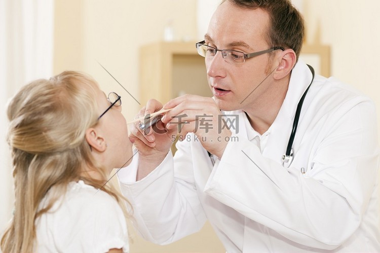 医生-儿科医生-与一名儿童病人