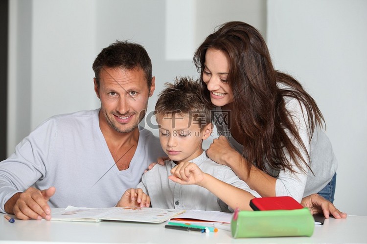 父母帮儿子做作业