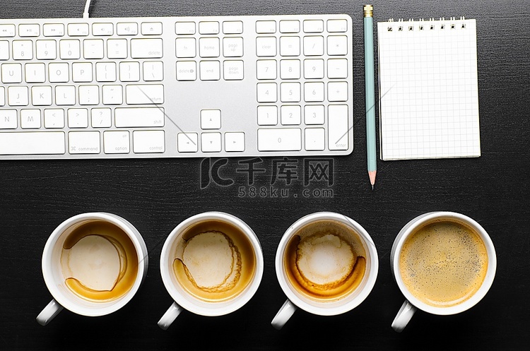 工作时间空和满杯新鲜的咖啡与键